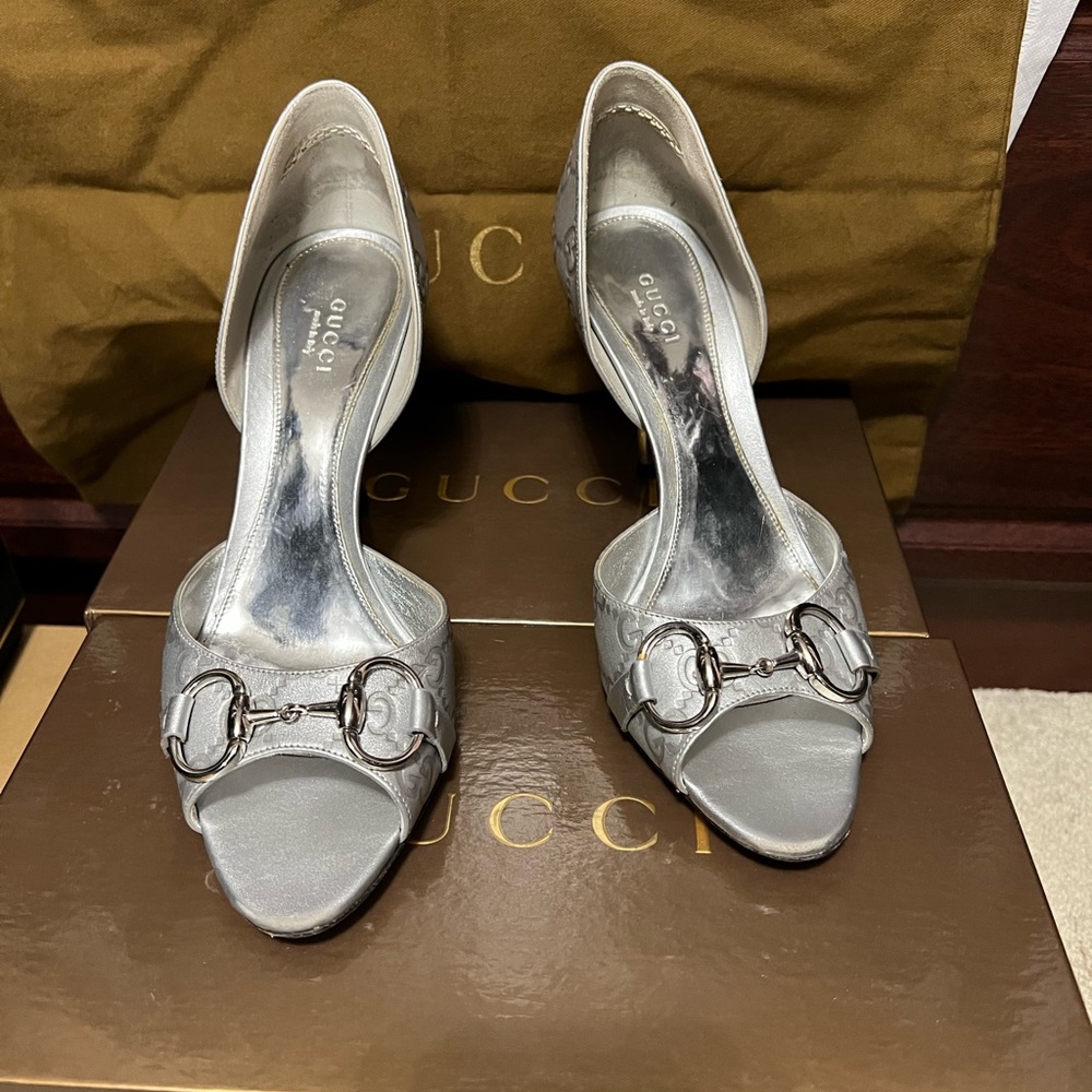 Gucci Women's Open Toe Pumps Heels with Horsebit. Silver.